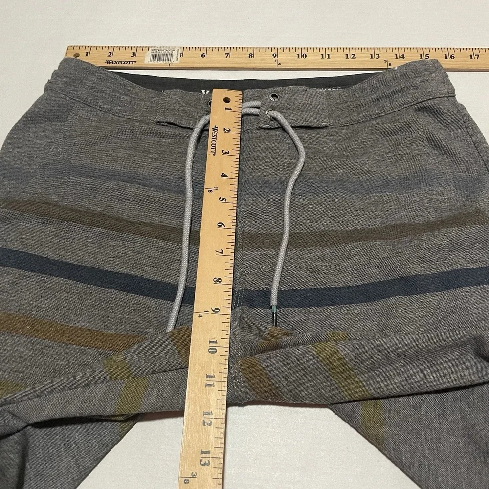 Vissla‎ Shorts Mens Small Gray Striped Knit Sofa Surfer 8